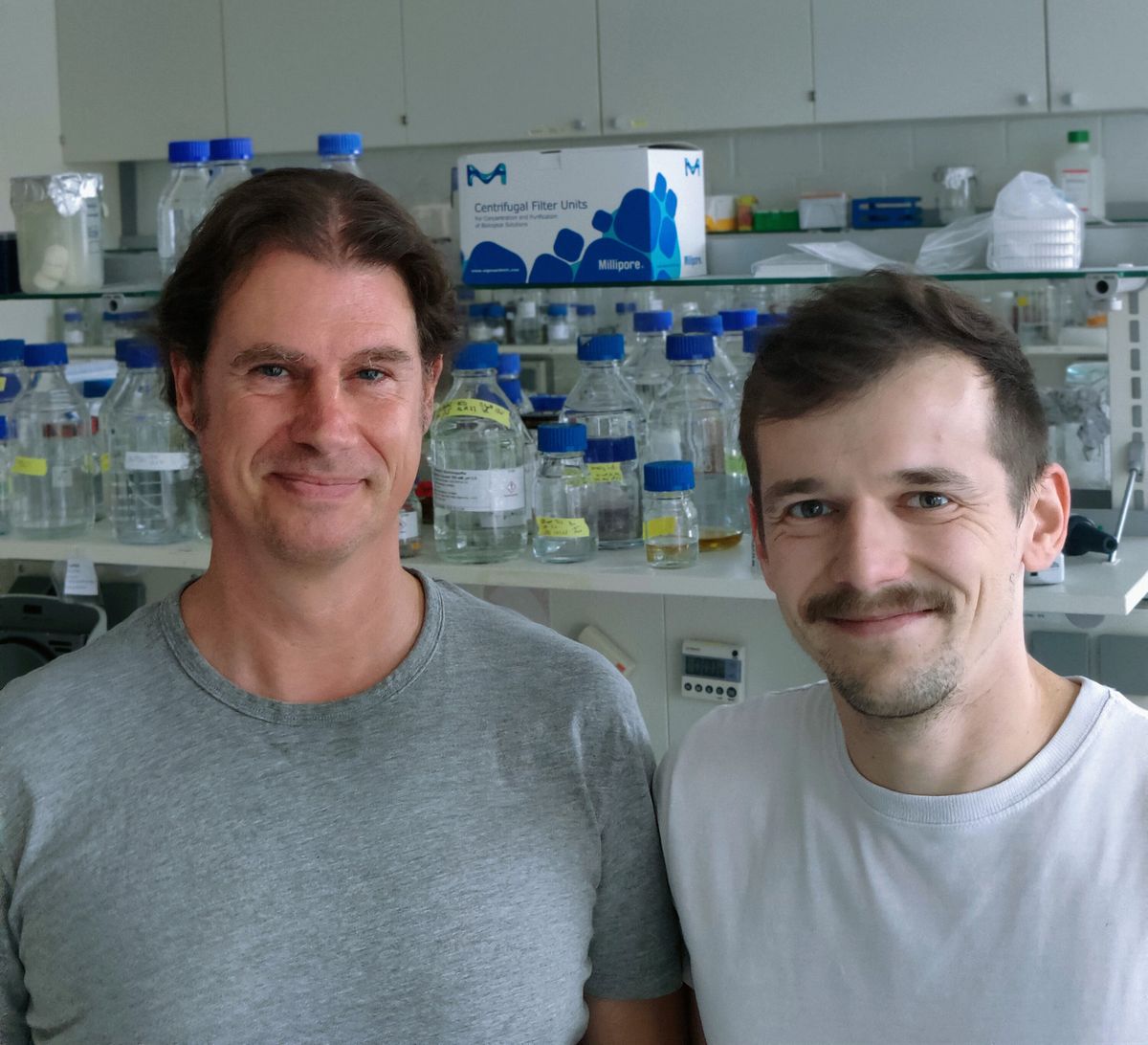 Image of biologist Michael Hust and his graduate student Maximilian Ruschig from the Technical University of Braunschweig who generated human antibodies that neutralize the toxin of European black widows. Hust wears a grey shirt and Ruschig wears a white shirt.